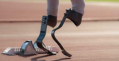 deaktiviert Sportler mit Laufen Klinge benutzt zum kurz Rennen auf ein Laufen Schiene. foto