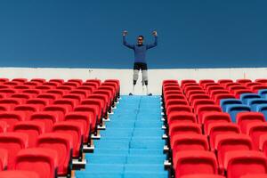 Sportler mit Behinderungen jubeln von das steht im ein Sport Arena. foto