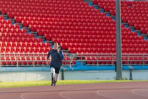 Sportler mit Behinderungen Wer nutzen Laufen Klingen zum kurz Entfernungen. Lauf Nieder das Laufen Schiene. foto