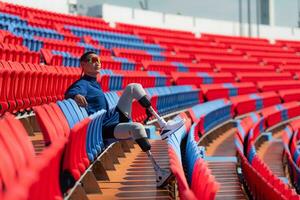 deaktiviert Sportler bereiten ihr Körper auf Amphitheater im ein Sport Arena auf ein sonnig Tag Vor eintreten ein Kurzedistanz Laufen Wettbewerb foto