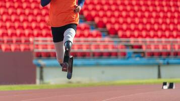 Sportler mit Behinderungen Wer nutzen Laufen Klingen zum kurz Entfernungen. Lauf Nieder das Laufen Schiene. foto