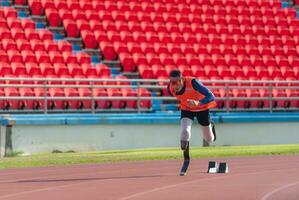 Sportler mit Behinderungen Wer nutzen Laufen Klingen zum kurz Entfernungen. Lauf Nieder das Laufen Schiene. foto