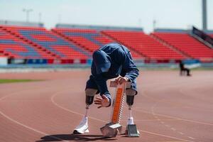 deaktiviert Sportler bereiten im beginnend Position bereit zu Lauf auf Stadion Spur foto