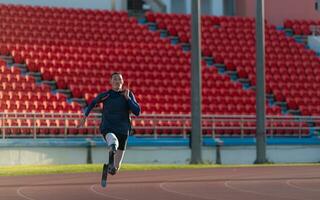 Sportler mit Behinderungen Wer nutzen Laufen Klingen zum kurz Entfernungen. Lauf Nieder das Laufen Schiene. foto