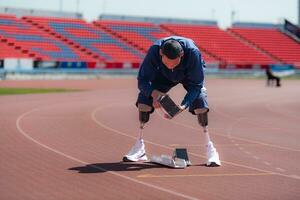 deaktiviert Sportler bereiten im beginnend Position bereit zu Lauf auf Stadion Spur foto