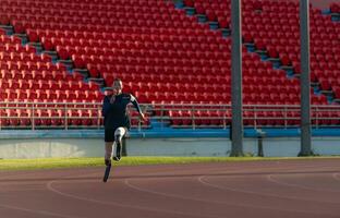 Sportler mit Behinderungen Wer nutzen Laufen Klingen zum kurz Entfernungen. Lauf Nieder das Laufen Schiene. foto