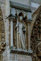 Statue von Heilige Jude im das Kathedrale von Barcelona foto