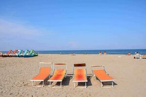 Salon Stühle auf das Strand im das Sonne foto