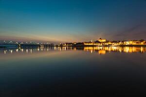 Stadt von laufen im Polen, alt Stadt, Dorf Horizont durch Nacht von Weichsel Fluss foto
