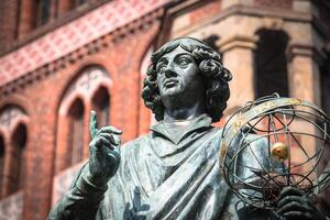 Monument von großartig Astronom Nikolaus Kopernikus, laufen, Polen foto