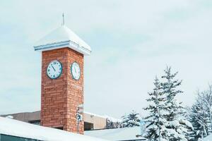 Uhr Turm mit Schnee beim Asahiyama Zoo im Winter Jahreszeit. Wahrzeichen und Beliebt zum Touristen Sehenswürdigkeiten im Asahikawa, Hokkaido, Japan. Reise und Ferien Konzept foto