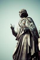 Monument von großartig Astronom Nikolaus Kopernikus, laufen, Polen foto