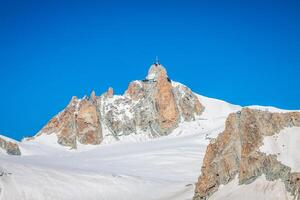 Aussicht von das Felsen von Aiguille du Midi, Mont Blanc, Frankreich, durch schön Wetter foto