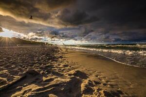 Seelandschaft mit dunkel, dramatisch, stürmisch Cumulonimbus Wolke Formation Über das Strand beim baltisch Meer Polen. foto