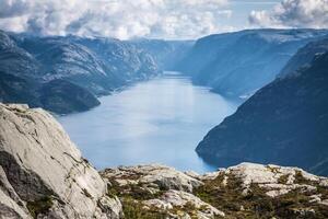 Preikestolen, Kanzel Felsen beim Lysefjord Norwegen. ein Gut bekannt Tourist Attraktion foto