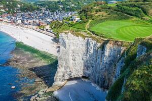 Weiß Klippen auf das Küste von Frankreich in der Nähe von das Stadt, Dorf von Etretat im Normandie foto