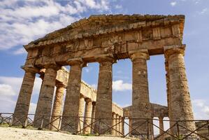 Griechischer Tempel in der antiken Stadt Segesta, Sizilien foto