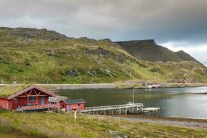 typisch norwegisch Angeln Dorf mit traditionell rot rorbu Hütten, Honningsvag foto