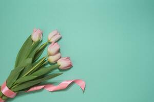 Strauß von zart Rosa Tulpen auf ein Grün Hintergrund. Frühling Zeit. Kopieren Raum foto