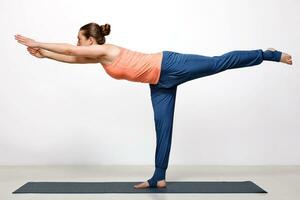 Frau Praktiken Methoden Ausübungen Yoga Asana utthita Virabhadrasana foto