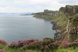 Cliff von das Insel von Himmel, Schottland- foto