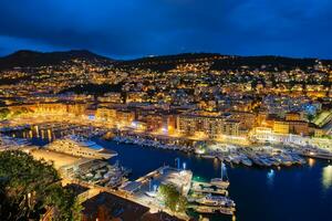 Aussicht von alt Hafen von nett mit Yachten, Frankreich im das Abend foto