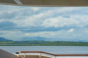 Aussicht zu das Meer und Insel Fidschi, ein Land im das Süd Pazifik, dramatisch Himmel und Wolken foto