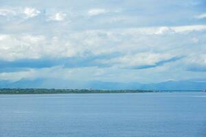 Aussicht zu das Meer und Insel Fidschi, ein Land im das Süd Pazifik, dramatisch Himmel und Wolken foto