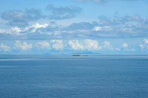 Aussicht zu das Meer und Insel Fidschi, ein Land im das Süd Pazifik, dramatisch Himmel und Wolken foto