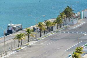 Aussicht zu Renaissance Yachthafen oranjestad Aruba mit Flotte von Angeln Boote Nächster zu lg Schmied Blvd. foto