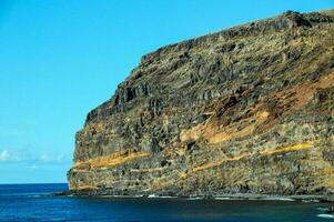 ein felsig Cliff beim das Meer foto