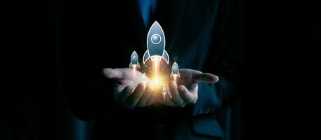 Anfang Geschäft Konzept, Rakete ist Starten und fliegend von Hand zu Himmel zum wachsend Geschäft, schnell Geschäft Erfolg. Anfang Gründer, Netzwerk Verbindung, Idee Generation, Digital Marketing foto