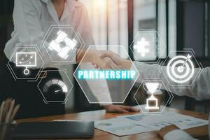 Partnerschaft Konzept, Geschäft Partnerschaft Händeschütteln nach perfekt Deal mit Partnerschaft Symbol auf virtuell Bildschirm. foto