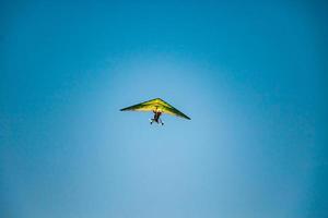 Drachenflieger am blauen Himmel. Extremsport, Flugreisen foto
