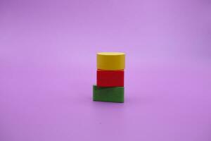 einstellen von bunt hölzern gestalten Spielzeug. Quadrat, Dreieck und runden auf lila Hintergrund foto