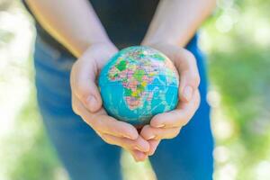 Mensch Hände halten global Erde Ball. aufrechterhalten Erde Konzept. Liebe Natur. speichern das Planet. foto
