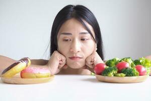 schlank Körper asiatisch Frauen sehr gelangweilt Diät Essen, Diät weiblich wählen niedrig Kalorien Essen zum Diät. gut gesund Lebensmittel. Gewicht verlieren, Gleichgewicht, Kontrolle, reduzieren fett, Routinen, Übung, Körper gestalten foto