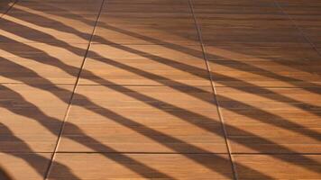 Sonnenlicht und Baluster Schatten auf Oberfläche von braun hölzern Fliese Fußboden auf Jahrgang Stil foto