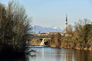 ein Fluss mit ein Brücke und Berge im das Hintergrund foto