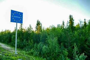 ein Flagge Das sagt sverige ist angezeigt auf ein Straße Zeichen foto