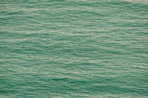 das Ozean ist Grün und hat Wellen foto