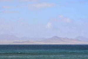 ein Aussicht von das Ozean und Berge von ein Strand foto