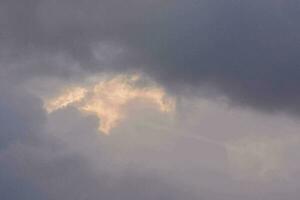 das Wolken mit ein Sonnenstrahl Kommen durch foto