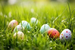 ai generiert bunt Ostern Eier im Gras. glücklich Ostern Hintergrund. foto