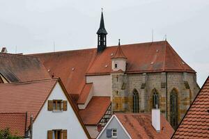 ein Kirche mit ein Kirchturm und ein rot Dach foto