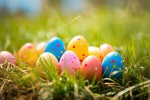 ai generiert bunt Ostern Eier im Gras. glücklich Ostern Hintergrund. foto