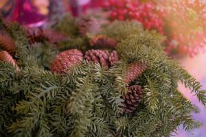 handgemacht Weihnachten Kränze beim ein europäisch Weihnachten Markt foto