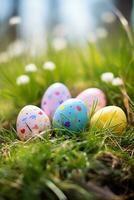 ai generiert bunt Ostern Eier im Gras. glücklich Ostern Hintergrund. foto