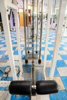 Fitnessstudio Ausrüstung mit Gewichte foto