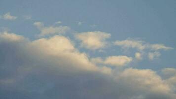 blauer Himmel mit einigen Wolken foto